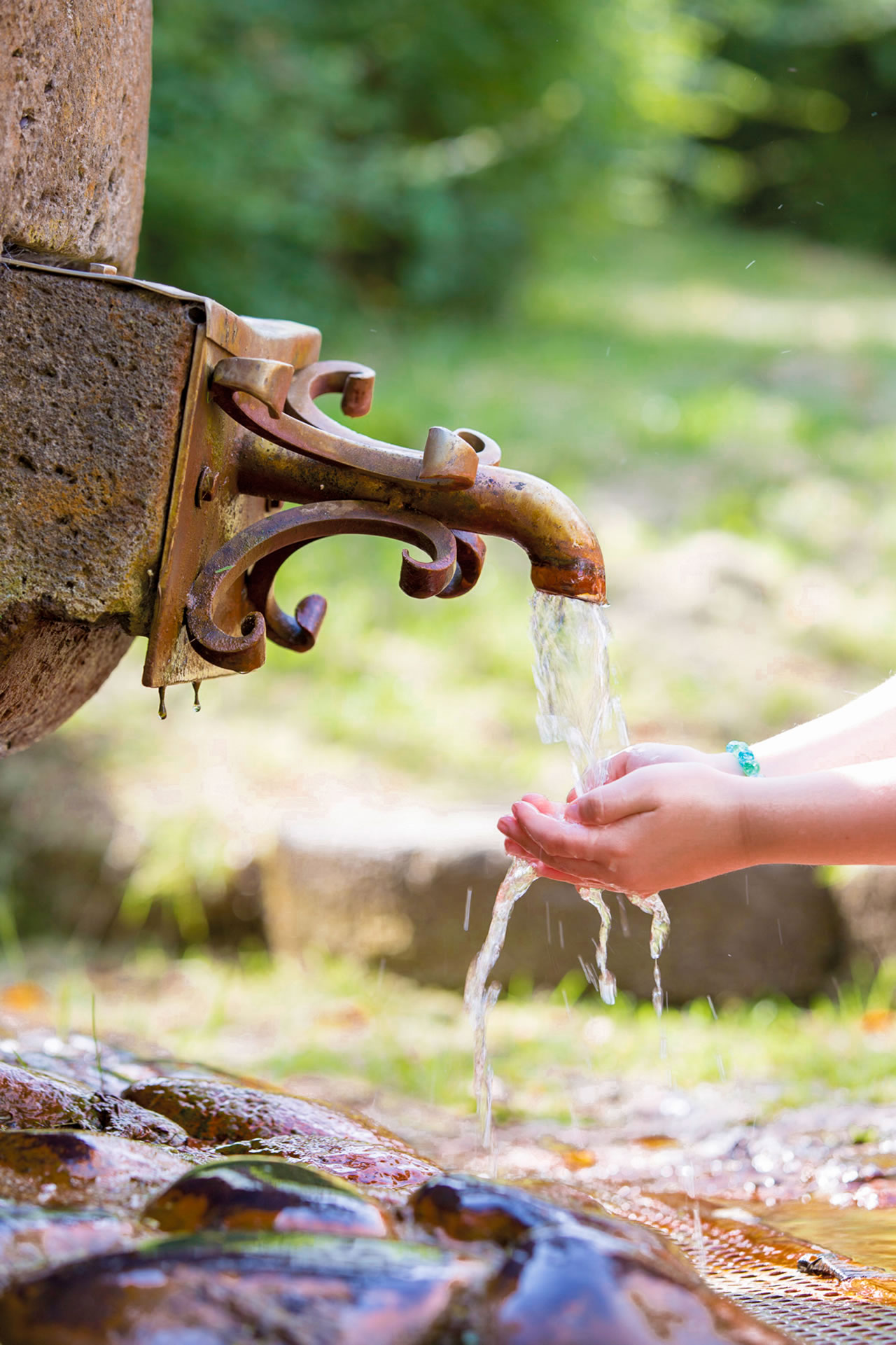 An den 10 Heilbrunnen, der Stadt, kann sich jeder mit gesundheitsförderndem Wasser versorgen.